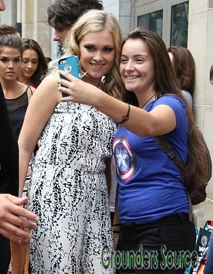 Eliza Taylor Comic Con 2014 Greets Fans Outdoors Exclusive
