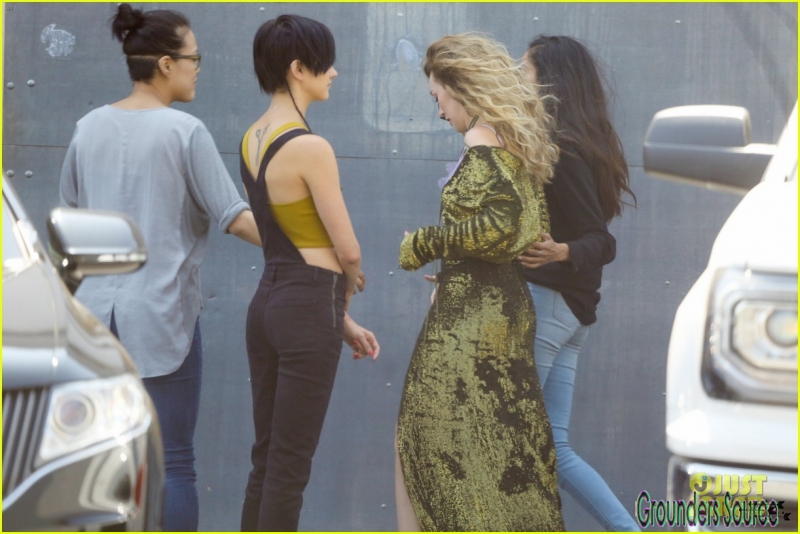 Photoshoot Alycia Debnam-Carey On Set June 26th 2016 -2
