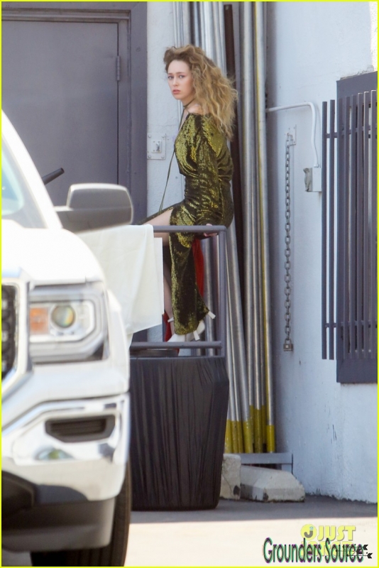 Alycia Debnam-Carey Photoshoot On Set June 26th 2016 -1

