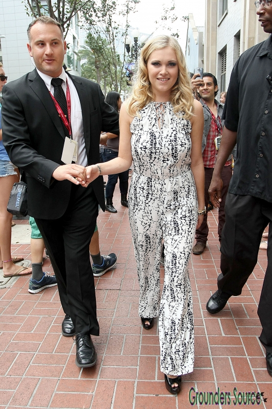 Comic Con 2014 Eliza Taylor Greets Fans Outdoors Exclusive -2
