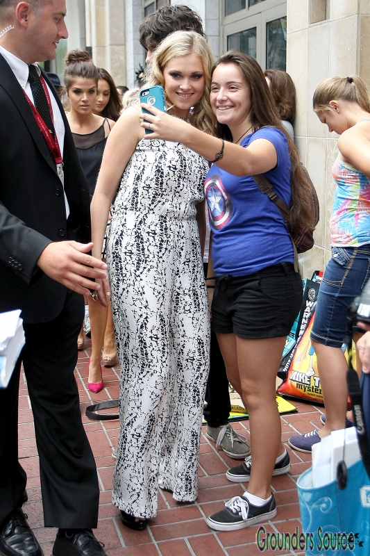 Comic Con 2014 Eliza Taylor Greets Fans Outdoors Exclusive -1
