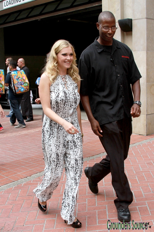 Comic Con 2014 Fans Outdoors Eliza Taylor Greets Exclusive
