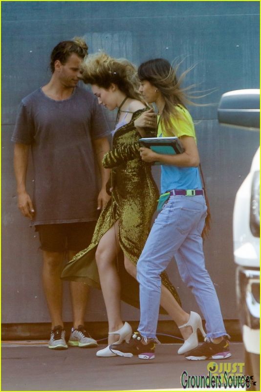 Alycia Debnam-Carey Photoshoot On Set June 26th 2016 -3
