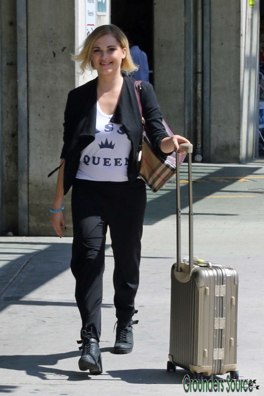Eliza Taylor Vancouver Arrival August 6th, 2016
