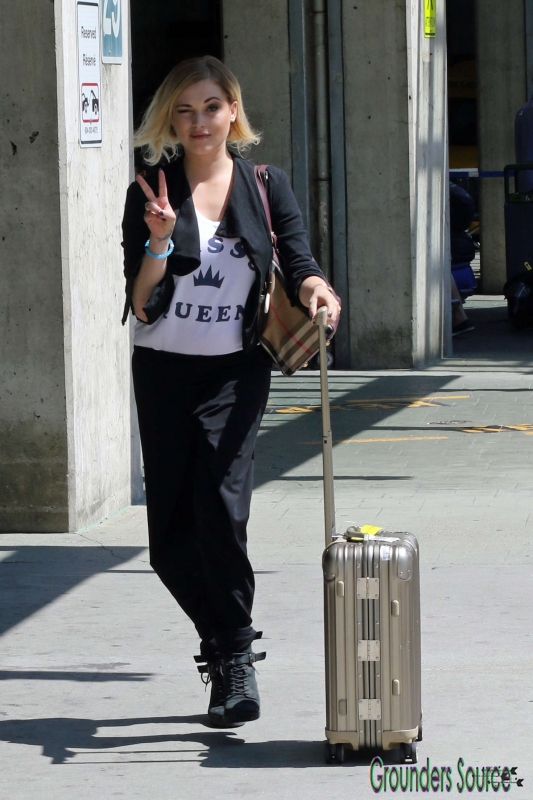 Eliza Taylor August 6th, 2016 Arriving In Vancouver

