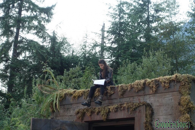 The 100 Season Three Behind the Scenes-158

