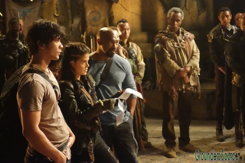 The 100 Season Three Behind the Scenes-134
