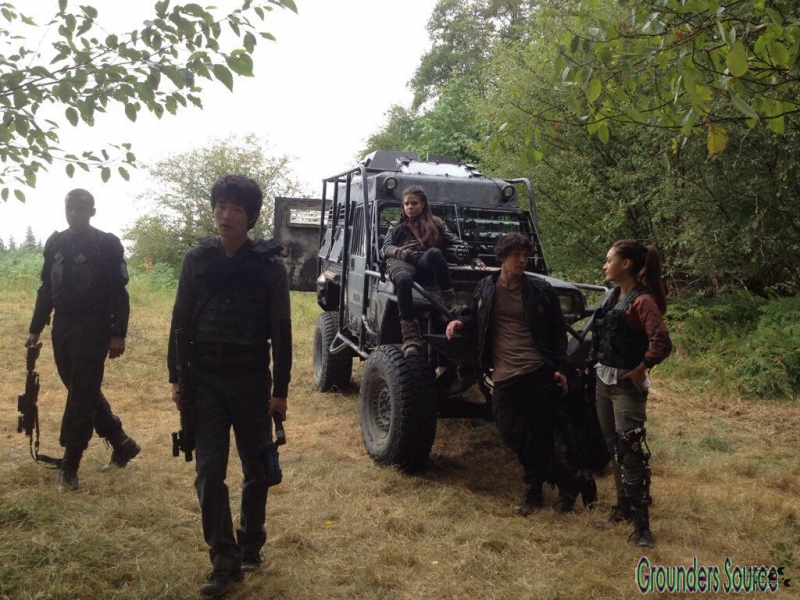 The 100 Season Three Behind the Scenes-123
