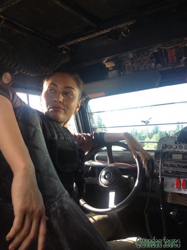 The 100 Season Three Behind the Scenes-119
