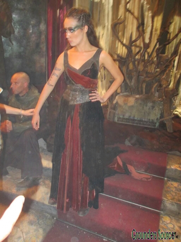 The 100 Season Three Behind the Scenes-35
