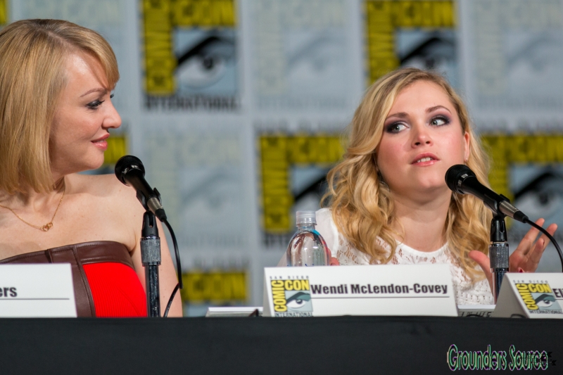Wendi_McLendon-Covey_and_Eliza_Taylor_21859523901.jpg