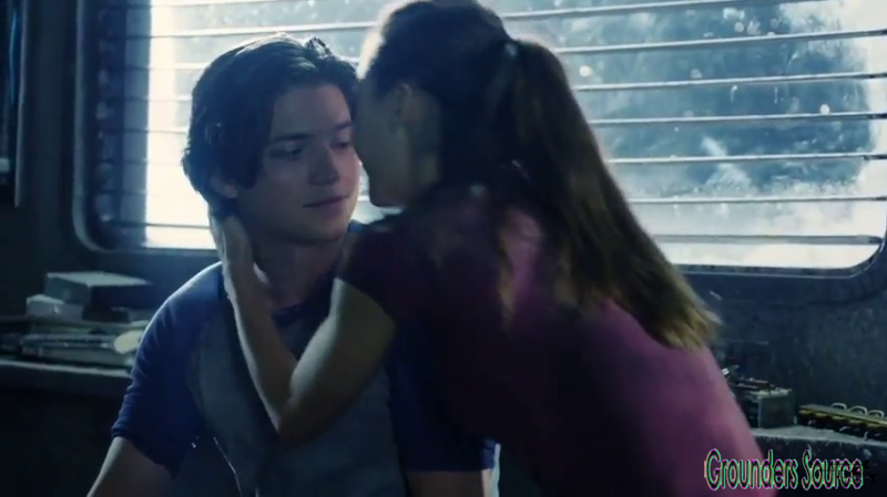 The 100 Gag Reel Captures Season Two DVD Extras-513
