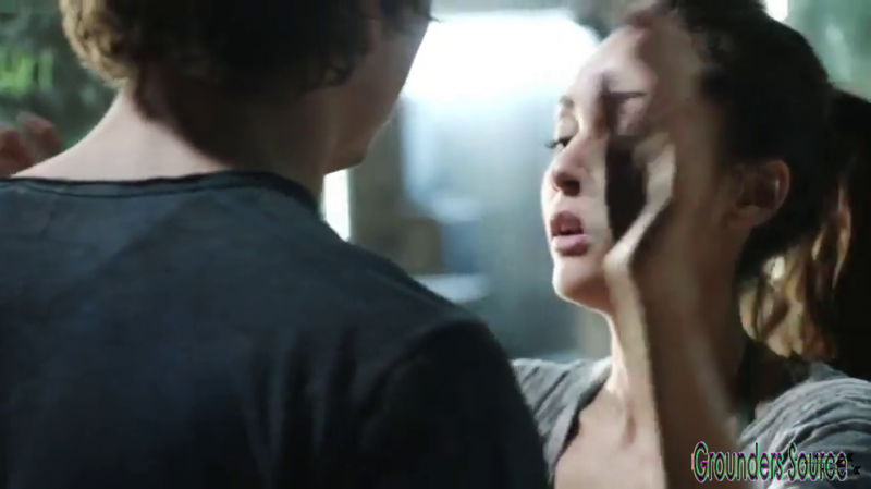 The 100 Gag Reel Captures Season Two DVD Extras-434
