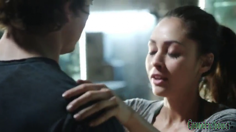 The 100 Gag Reel Captures Season Two DVD Extras-433

